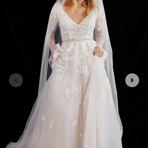 Galina Signature wedding dress, comes with veil! sleeves are altered to detach.